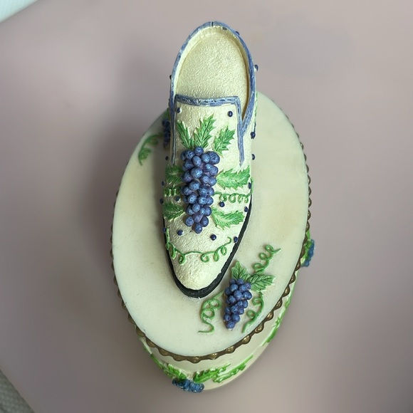 Willow Hall —Victorian shoe pill box - Picture 5 of 5